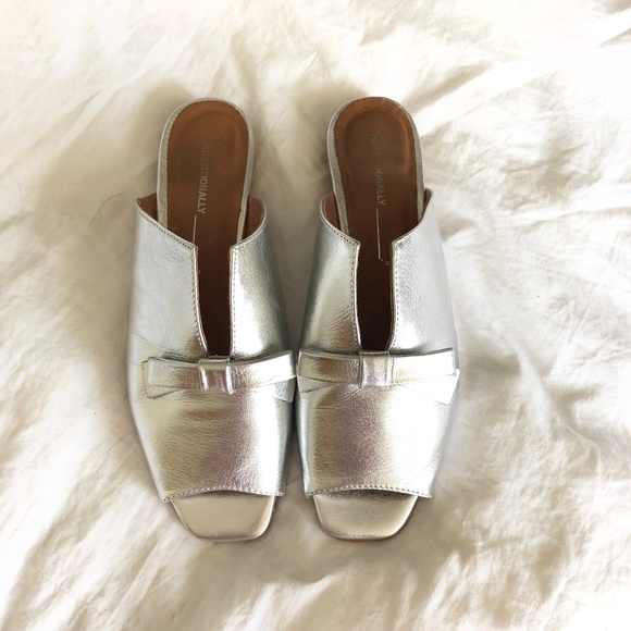 Intentionally Blank Leather Sandal - Picture 5 of 8